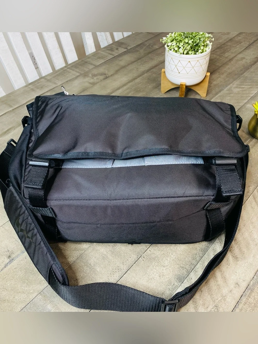 Nike Golf Departure Messenger Laptop Bag Black/Grey, Shoulder Crossbody Travel